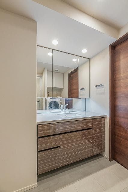 Luxury 1BR with Den Near Ichigaya - View 1