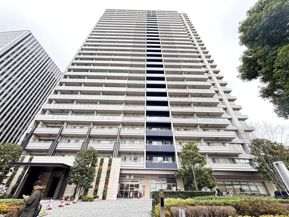 Modern 2BR with Quick Seaside Access - View 1