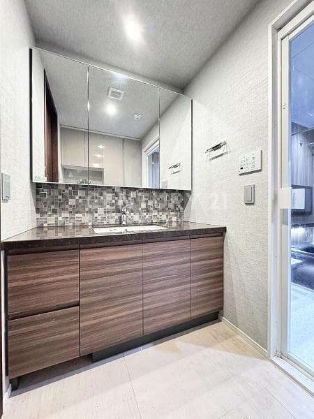 New Construction 3BR in Gotanda's Royal Season - View 1