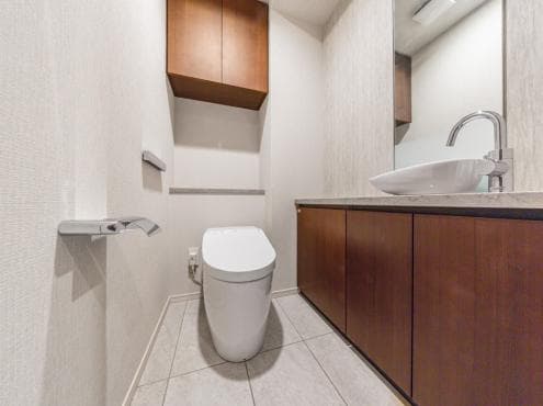 3BR Garden-Side Ebisu Condo, 3-Minute Walk to Station