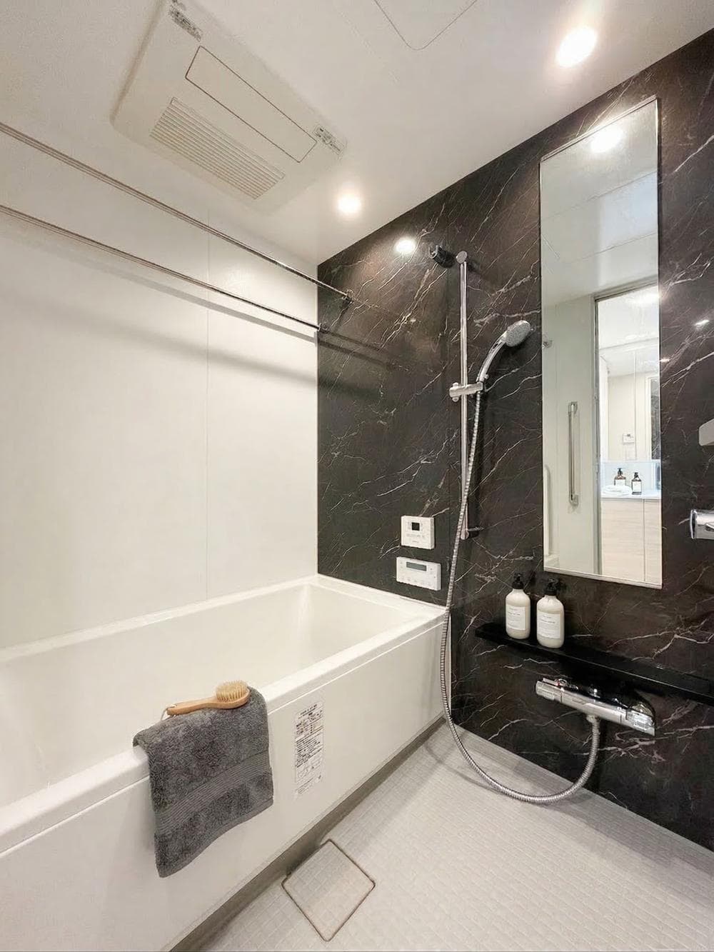 Top-Floor 2BR Luxury Unit, 5-Minute Walk to Otsuka Station - View 1