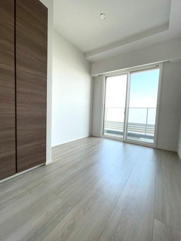 Top-Floor 3BR with Prime Station Access