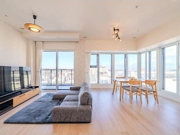 Sunlit 2BR Apartment, 2 Mins to JR Chuo Line