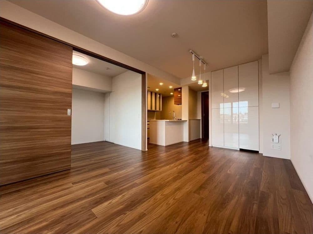 Updated 2BR Luxury Unit, 4-Minute Station Walk - View 1