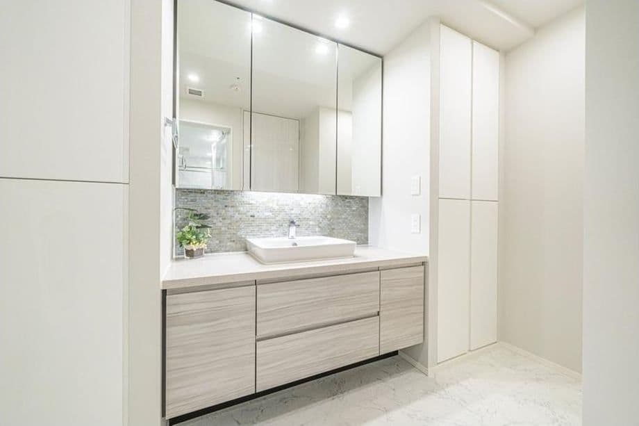 Elegant 2BR with Prime Waterfront Access - View 1