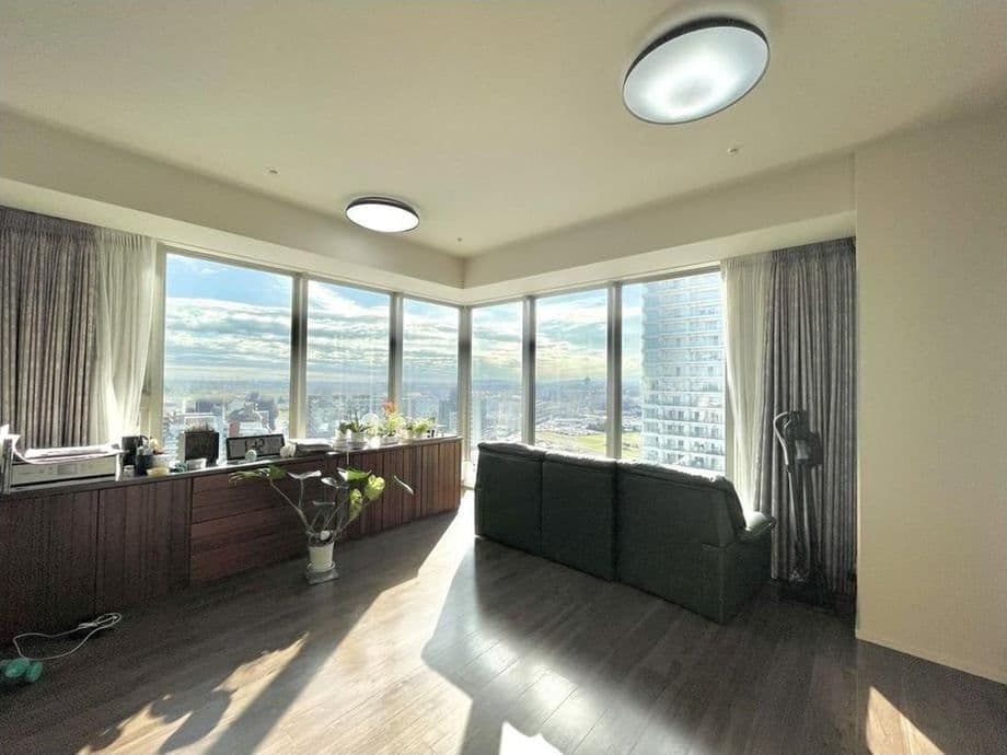 Modern 3BR with Great Ebina Access - View 1