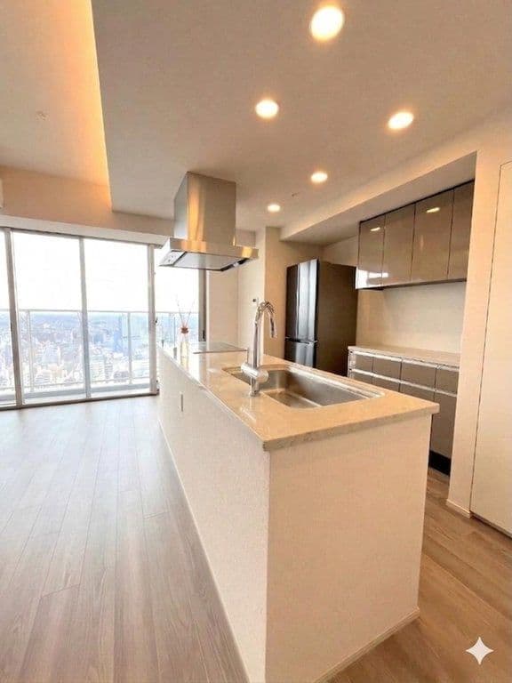 Top-Floor Luxury 3BR with Panoramic Views - View 1