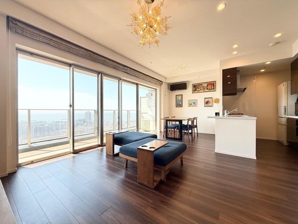 Sunlit 2BR in Modern Bay Park Tower - View 1