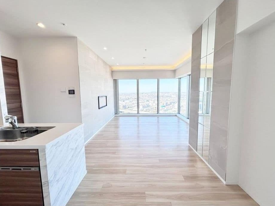 Corner 3BR with Quick Station Access - View 1