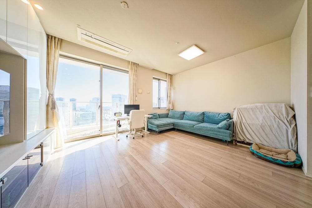 Spacious 3BR Park Tower with Modern Finishes - View 1