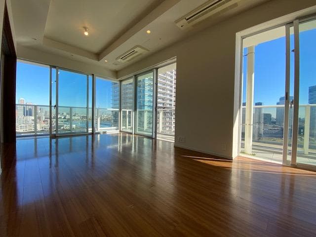 Luxurious 3BR in Prestigious Harumi Towers - View 1
