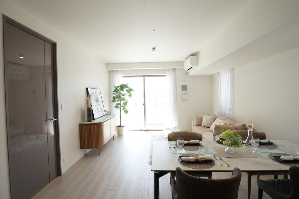 Spacious 3BR with Den in New Harumi Development - View 1