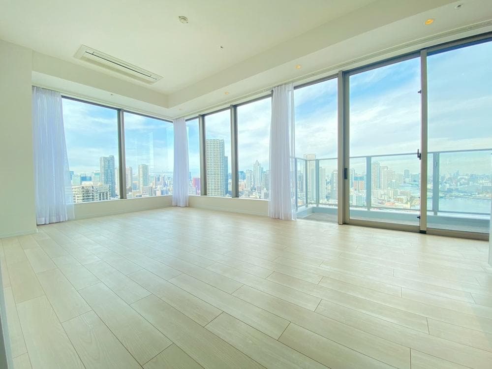 Sun-Drenched 3BR in Luxury Tower - View 1